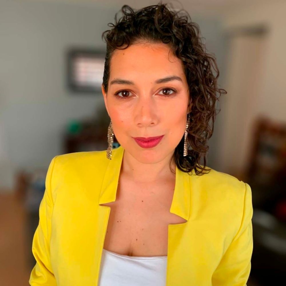  "Las redes sociales y todos sus formatos de interacción apuntan a generar vínculos emocionales, a generar marcas cercanas o productos que conecten y te den confianza”, explica Carolina Cádiz, profesora del Diplomado de Growth Hacking Marketing de la Facultad de Economía y Negocios de la Universidad de Chile. 